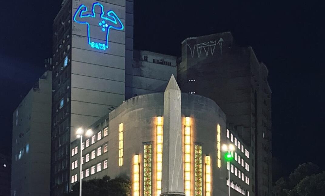 Projeção sobre Gabigol no Cruzeiro em prédio nas imediações da Praça Sete de Setembro, em Belo Horizonte (foto: Reprodução)