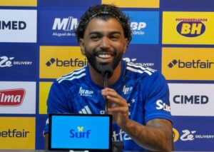 Gabigol sorrindo durante entrevista coletiva (foto: Luiz Henrique Campos/No Ataque)