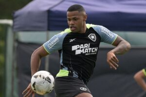 Júnior Santos, alvo do Atlético, em treino do Botafogo (foto: JUAN MABROMATA / AFP)