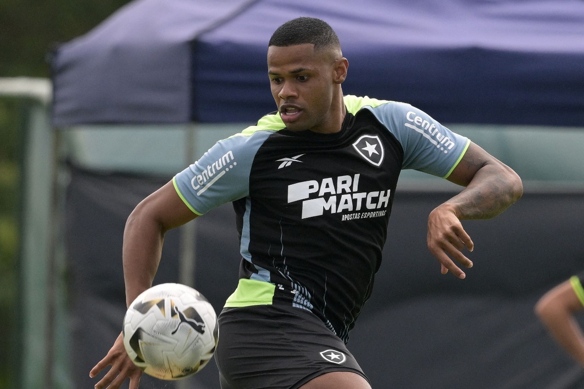 Júnior Santos, alvo do Atlético, em treino do Botafogo (foto: JUAN MABROMATA / AFP)