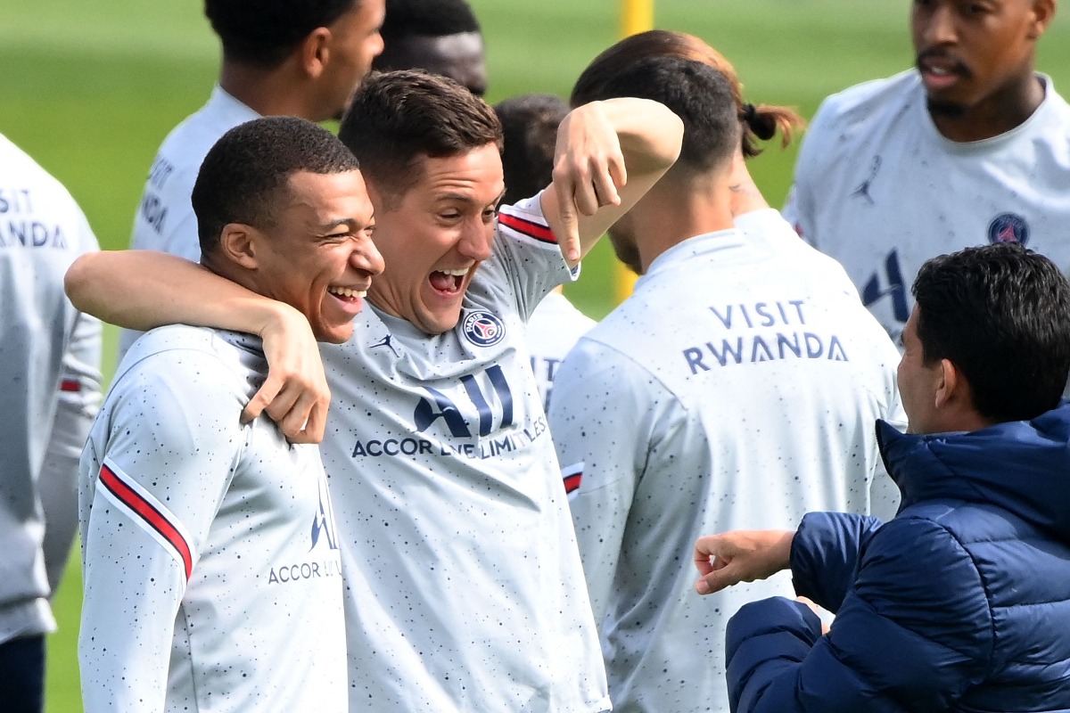 Ander Herrera abraça Mbappé (foto: FRANCK FIFE / AFP)