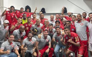 Jogadores do Tombense celebram vitória sobre o Democrata (foto: Tombense/Divulgação/Instagram)