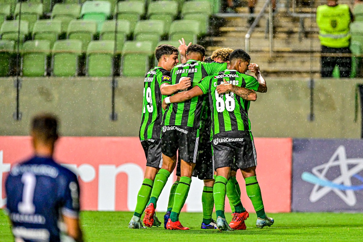 Jogadores do América comemorando gol contra o Villa Nova (foto: Mourão Panda / América)