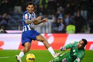 Lance de gol perdido por Galeno em Porto x Santa Clara (foto:  MIGUEL RIOPA / AFP)