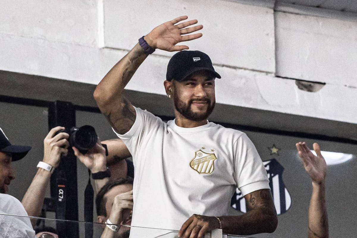 Neymar acena com a camisa do Santos na Vila Belmiro (foto: Divulgação / Santos )