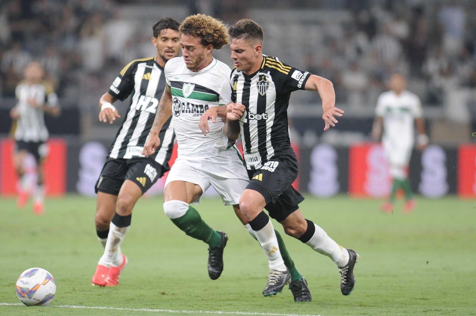 Disputa de bola em clássico entre Atlético e América no Mineirão (foto: Alexandre Guzanshe/EM/D.A Press)