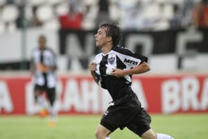 Bernard comemora gol pelo Atlético em 2012 (foto:  Rodrigo Clemente/Esp. EM/D.A Press - 19/1/2012)