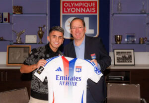 Thiago Almada é apresentado no Lyon ao lado de John Textor (foto: Reprodução/Lyon)