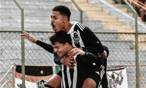 Gabriel Pfeifer comemora gol que deu vitória ao Atlético (foto: Divulgação/Atlético)