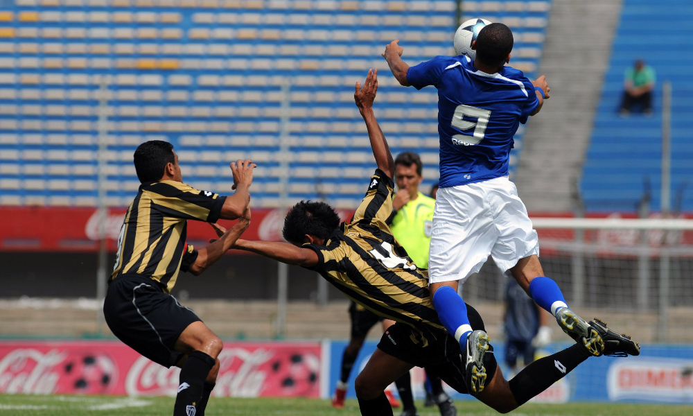 Atlético e Cruzeiro se enfrentaram no Estádio Centenário em 2009 (foto: AFP PHOTO/Pablo Porciuncula)