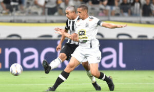 Jogadores de Atlético e Democrata-GV disputam bola no Mineirão (foto: Ramon Lisboa/EM/DA.Press)