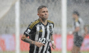 Bernard comemora primeiro gol em volta ao Atlético (foto: Alexandre Guzanshe/EM/DA.Press)