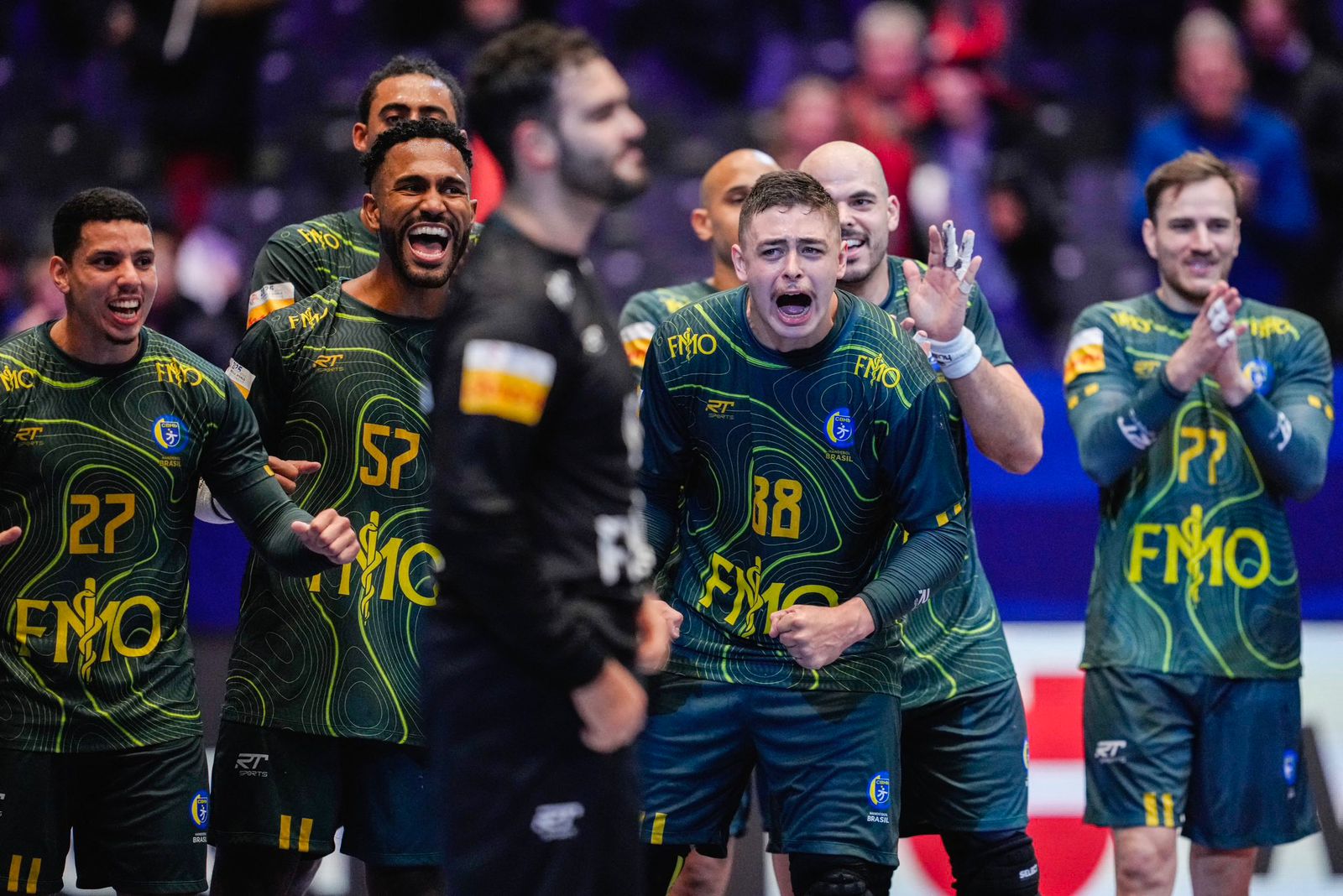 Time do Brasil comemorando classificação às quartas de final do Mundial de Handebol (foto: COB/Divulgação)