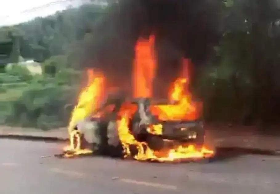 Carro pega fogo em Timóteo e causa destruição total