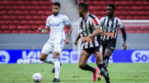 Jogadores de Cruzeiro e Athletic, pelo Campeonato Mineiro (foto: Gustavo Aleixo/Cruzeiro)