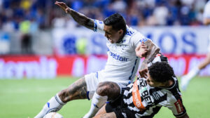 Disputa entre jogadores de Cruzeiro e Athletic (foto: Gustavo Aleixo/Cruzeiro)