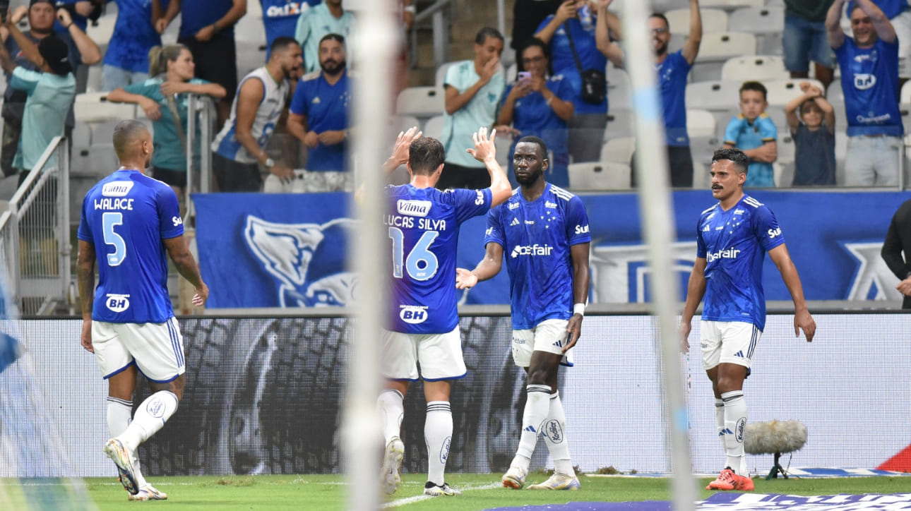 Jogadores do Cruzeiro comemorando gol sobre Tombense, no Mineiro (foto: Ramon Lisboa/EM/D.A Press)