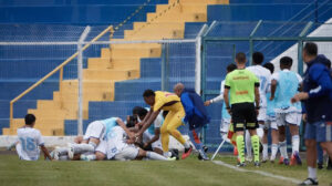 Jogadores do Cruzeiro comemorando gol sobre Bahia na Copinha (foto: Igor do Vale/Ag. Paulistão)