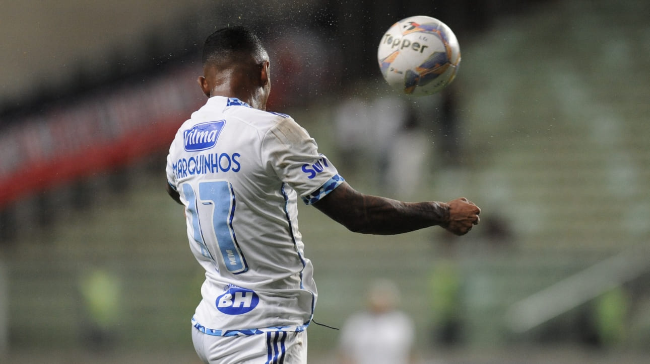 Marquinhos, atacante do Cruzeiro, cabeceando (foto: Alexandre Guzanshe/EM/DA Press)