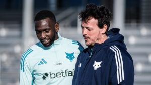 Bolasie e Diniz, atacante e técnico do Cruzeiro, respectivamente, durante treinamento (foto: Gustavo Aleixo/Cruzeiro)