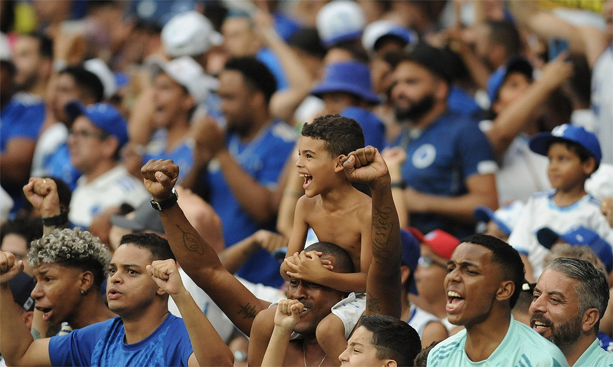 Torcedores do Cruzeiro celebram gol de Lautaro Díaz (foto: Alexandre Guzanshe/EM D.A Press)