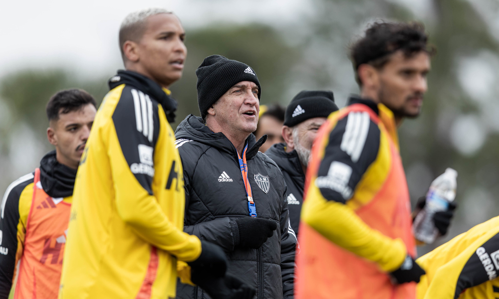 Deyverson, Cuca e Scarpa em treino do Atlético (foto: Pedro Souza/Atlético)