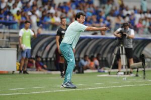 Fernando Diniz, técnico do Cruzeiro, a beira do gramado em jogo pelo Campeonato Mineiro (foto: Alexandre Guzanshe/EM D.A Press)