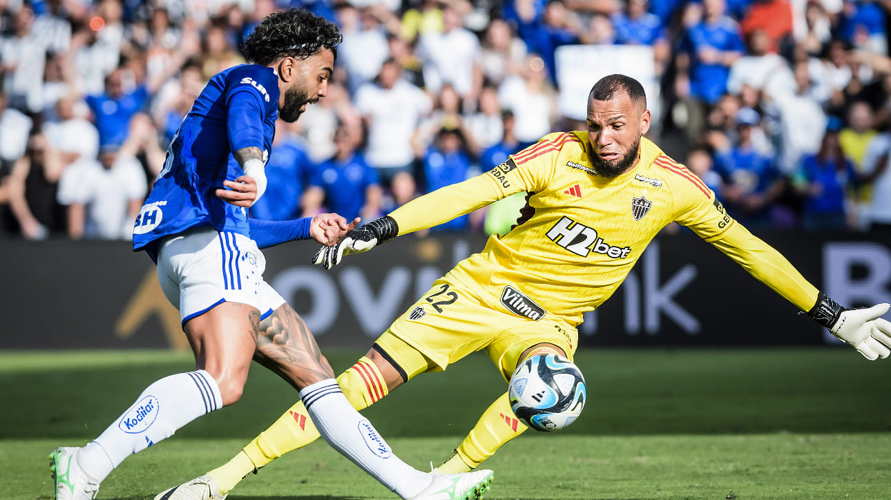 Gabigol, atacante do Cruzeiro, e Everson, goleiro do Atlético (foto: Gustavo Aleixo/Cruzeiro)