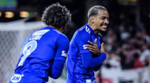 Matheus Pereira comemorando gol pelo Cruzeiro contra o São Paulo na pré-temporada nos EUA ao lado de Gabigol (foto: Gustavo Aleixo/Cruzeiro)