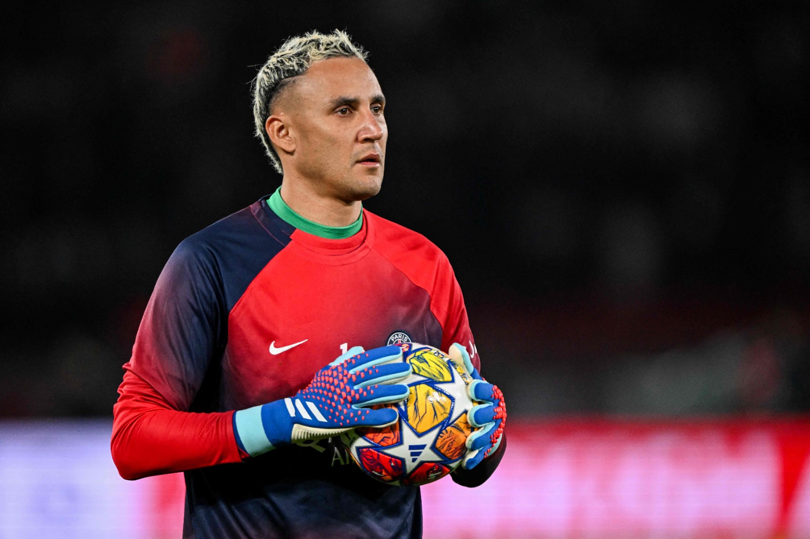 Goleiro Keylor Navas segurando bola de futebol (foto: Miguel Medina/AFP)