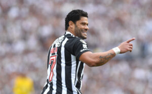 De costas, Hulk aponta para a direita durante jogo do Atlético na Copa Libertadores de 2024 (foto: Alexandre Guzanshe/EM/D.A Press)