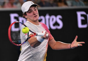 João Fonseca, tenista brasileiro, em vitória na estreia do Australian Open (foto: WILLIAM WEST/AFP)