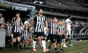 Jogadores do Atlético entram em campo no Mineirão (foto: TiAGO TRINDADE / FMF)