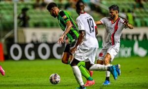 Jonathas fez três gols pelo América na vitória sobre o Pouso Alegre (foto: Mourão Panda/América)