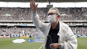 Léo Batista saúda torcida do Botafogo, um dos seus times do coração, no estádio Nilton Santos (foto: Vitor Silva/Botafogo)