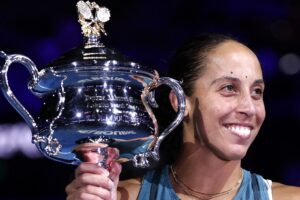 Madison Keys, campeã do Australian Open 2025, com troféu (foto: Martin Keep/AFP)