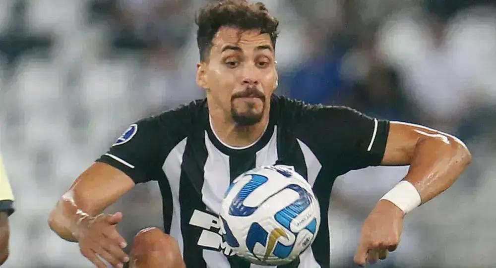 Meia Eduardo do Botafogo chega ao Cruzeiro para exames