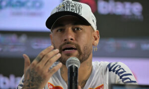 Neymar em entrevista coletiva no Santos (foto: NELSON ALMEIDA / AFP)