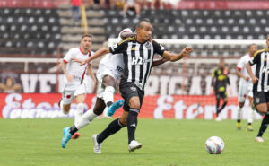 Louback em ação pelo Atlético diante do Pouso Alegre (foto: Daniela Veiga/Atlético)