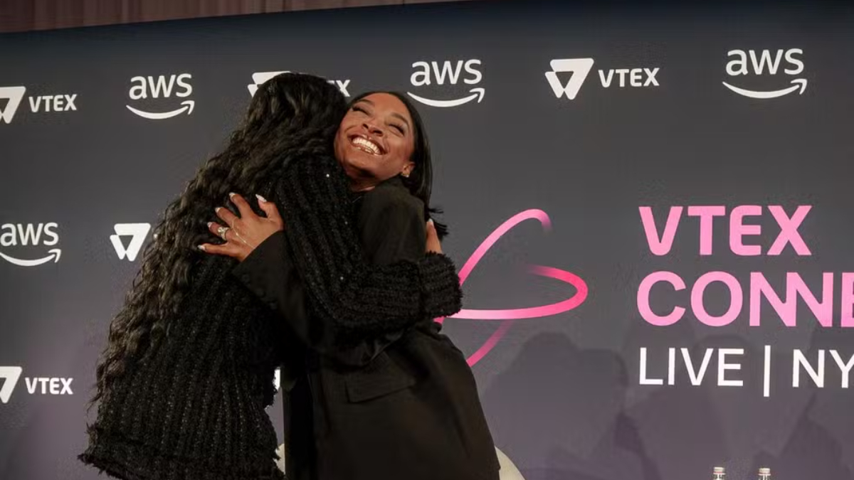 Rebeca Andrade e Simone Biles se abraçam em evento em Nova Iorque, nos Estados Unidos (foto: Divulgação)