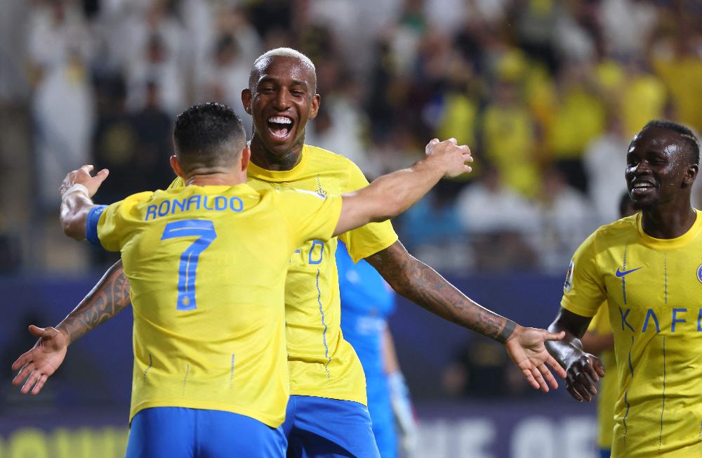 Talisca comemora gol com Cristiano Ronaldo (foto: Fayez NURELDINE / AFP)