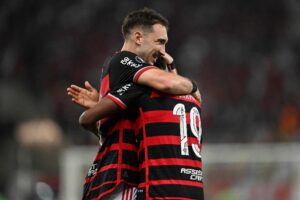 Léo Ortiz e Lorran, do Flamengo (foto: MAURO PIMENTEL / AFP)