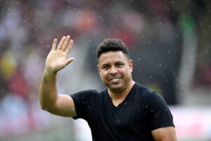 Ronaldo Fenômeno em estádio acenando (foto: Daniel Ramano/AFP)