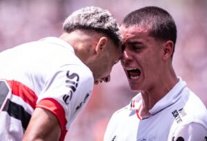 Jogadores do São Paulo comemorando gol em título da Copinha (foto: Guilherme Veiga/São Paulo)