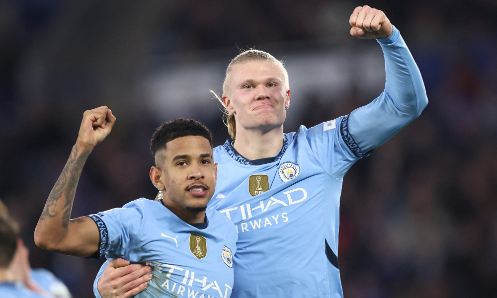 Savinho e Haaland comemoram gol pelo City (foto: Darren Staples / AFP
)