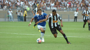 Serginho disputa bola com o meia argentino Montillo durante partida entre Atlético e Cruzeiro, pela primeira rodada do Mineiro de 2013 (foto: Ramon Lisboa/EM/D.A Press)