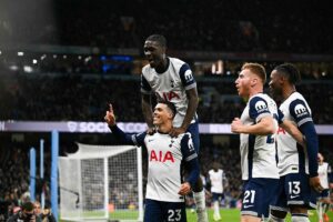 Jogadores do Tottenham celebram gol contra o City (foto: PAUL ELLIS/AFP)