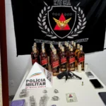 Operação contra o tráfico apreende arma, drogas e 25 garrafas de whisky em Fabriciano