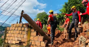 Chuvas em Ipatinga: bombeiros encontram corpo de 10° morto após soterramentos