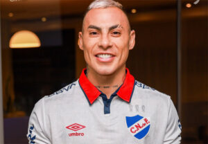 Eduardo Vargas, novo atacante do Nacional do Uruguai (foto: Reprodução/Nacional)